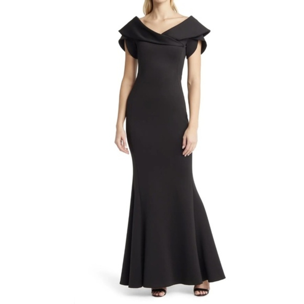 Black Halo.  Fiori Black Stretch Gown.‎